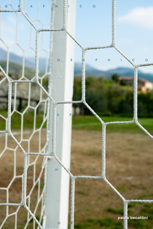 Particolare della rete di una porta da calcio