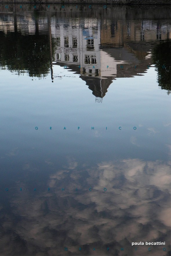 Paesaggio con nuvole sull'acqua