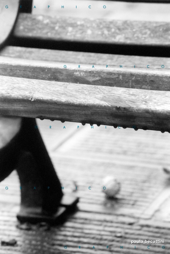 Gocce di pioggia su una panchina