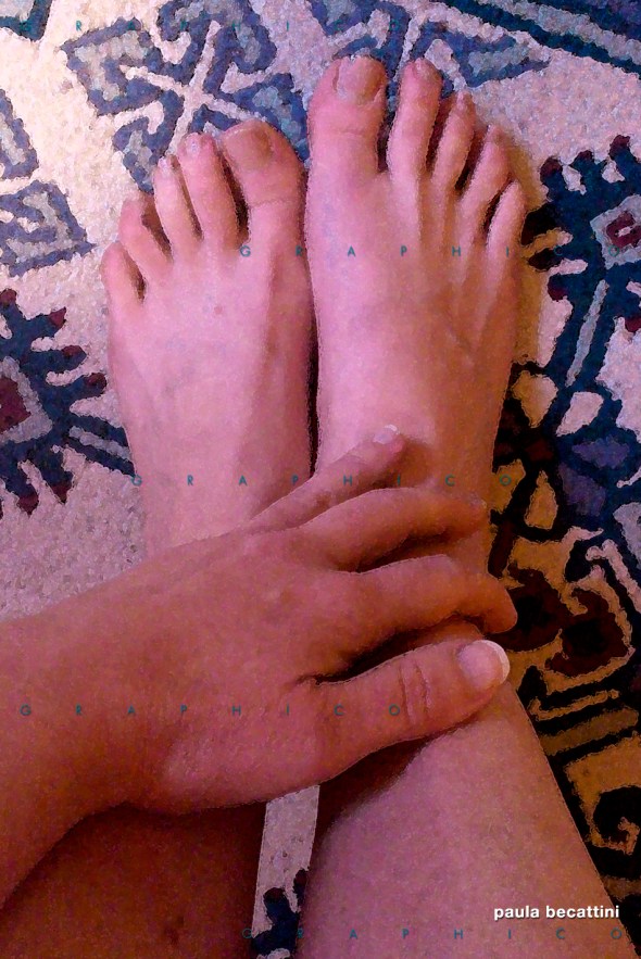 Piedi nudi su tappeto tunisino