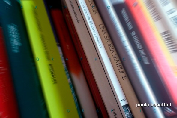 Libri su di uno scaffale